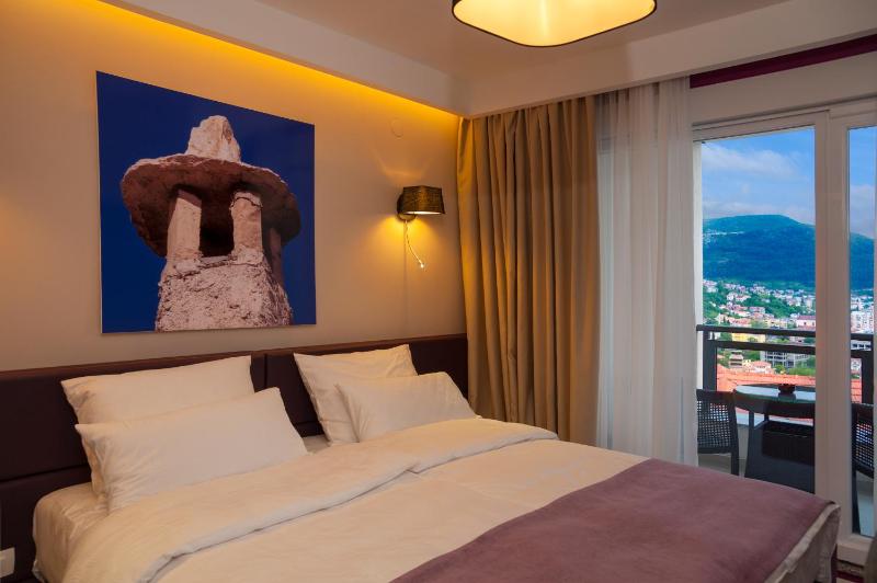 Triple Room with Balcony image 3