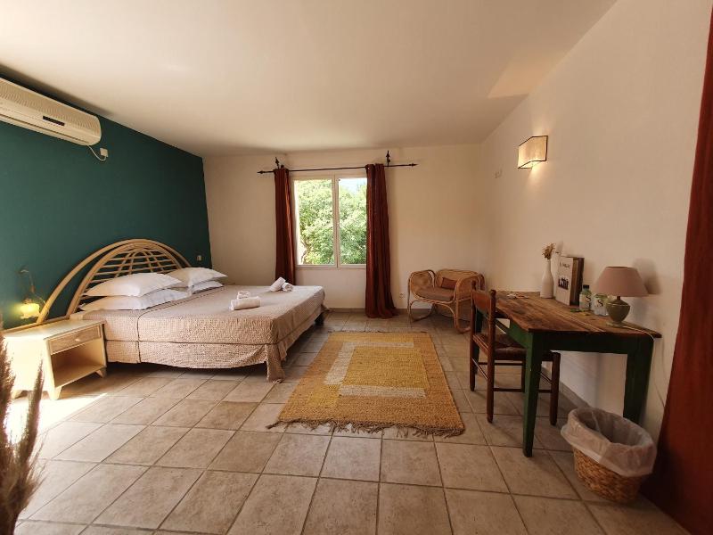 Double Room image 3