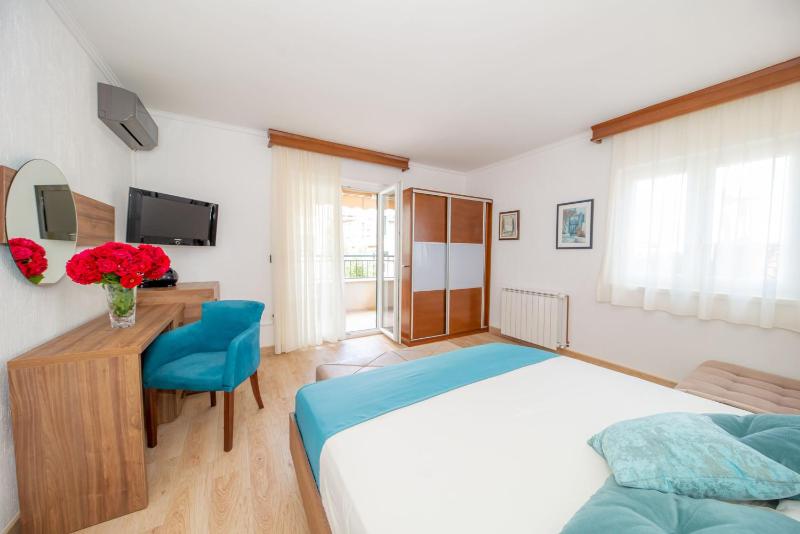 Triple Room with Balcony image 3