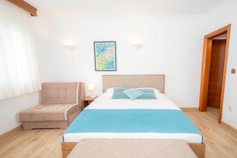 Triple Room with Balcony image 2