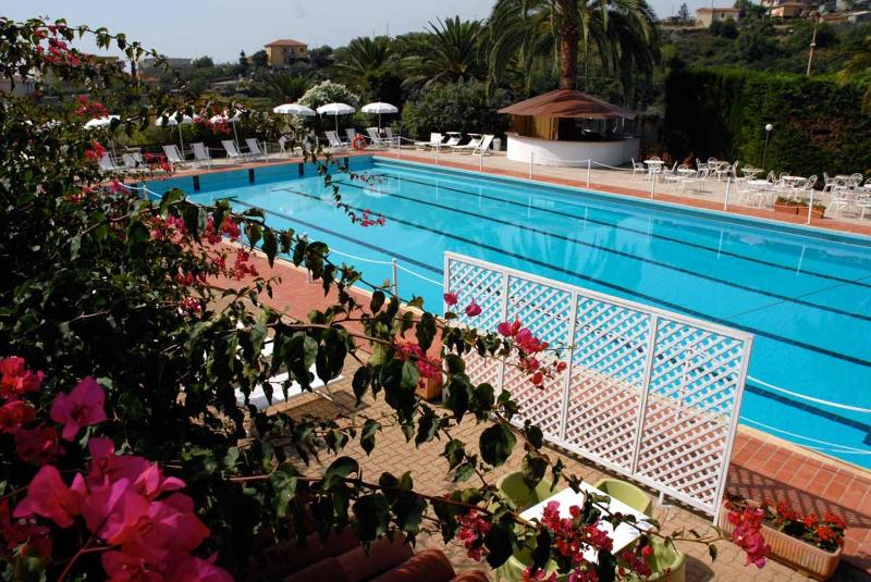 Deluxe Double Room with Balcony and Sea View image 4