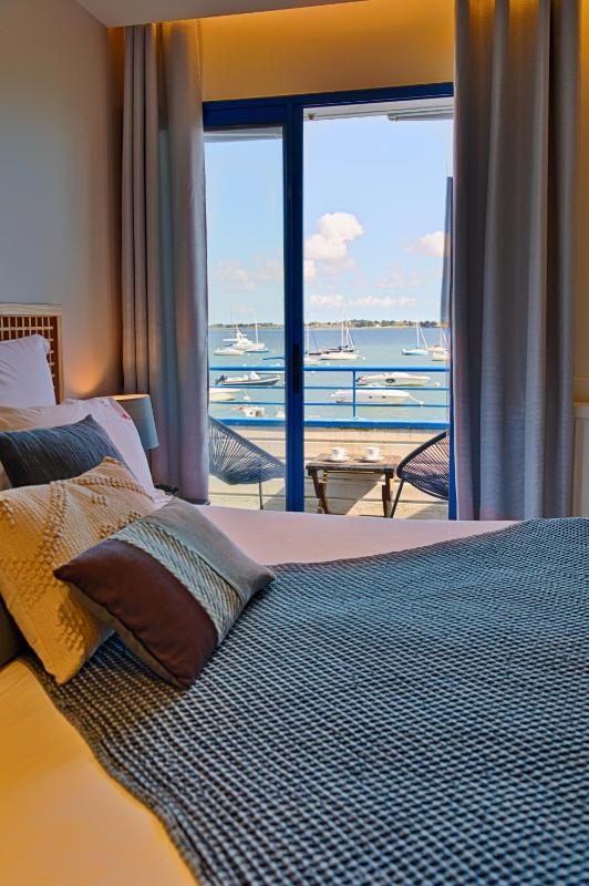 Deluxe Double Room with Sea View image 3