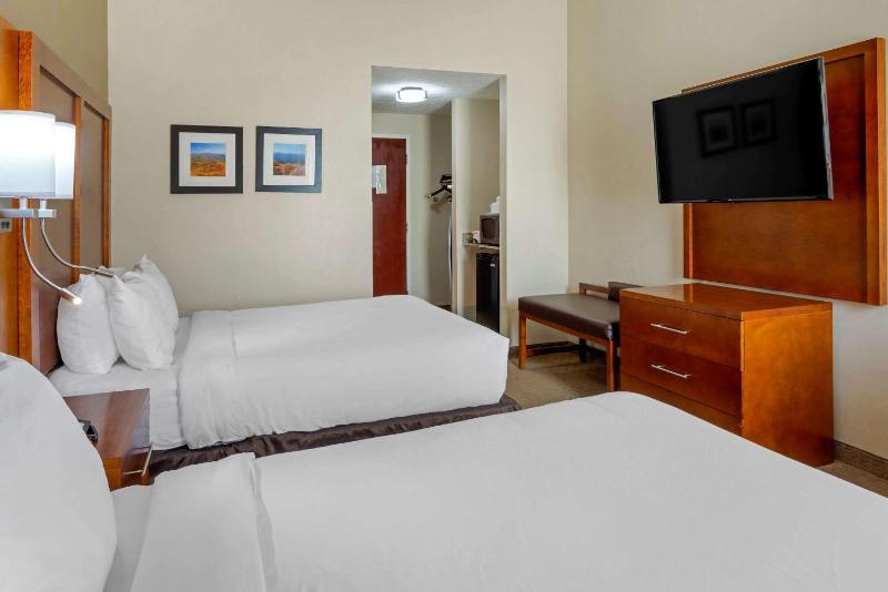 Queen Room with Two Queen Beds - Non-Smoking image 3