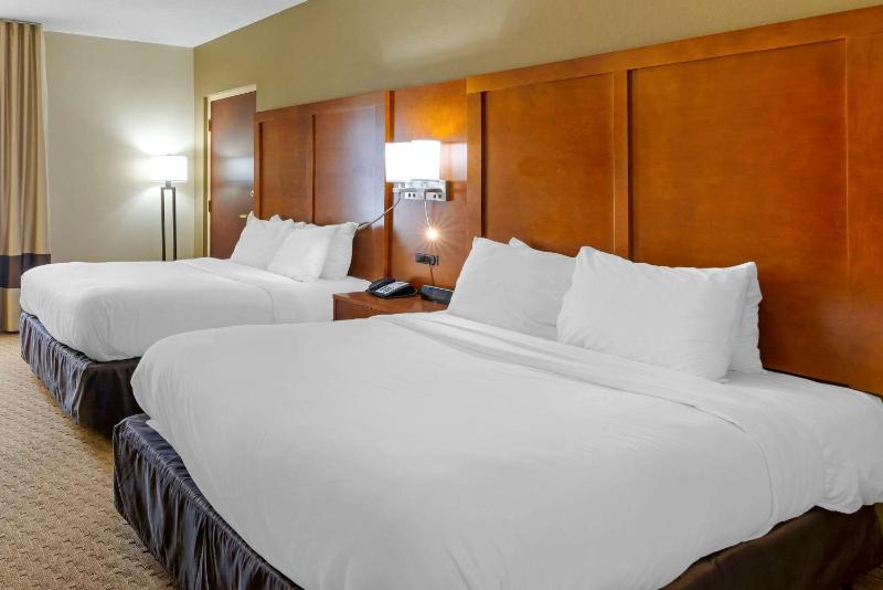 Queen Room with Two Queen Beds - Non-Smoking image 2