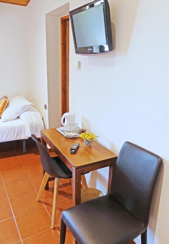 Triple Room with Pool View image 2