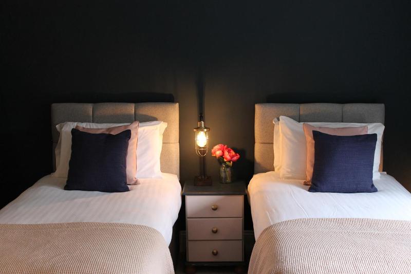 Deluxe Double or Twin Room image 4