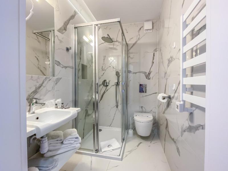 Standard Double Room image 3