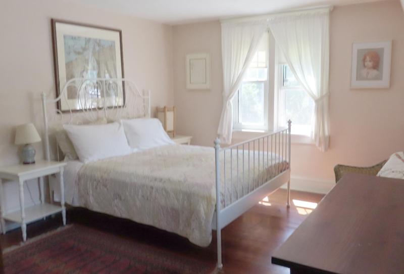 Queen Room with Garden View image 1