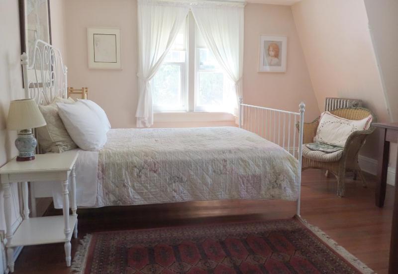 Queen Room with Garden View image 3