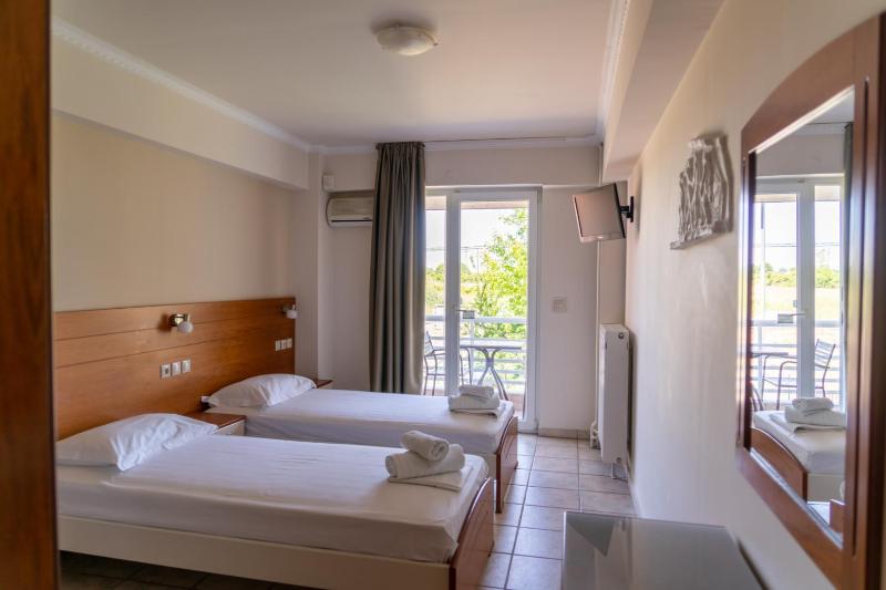 Twin Room image 3