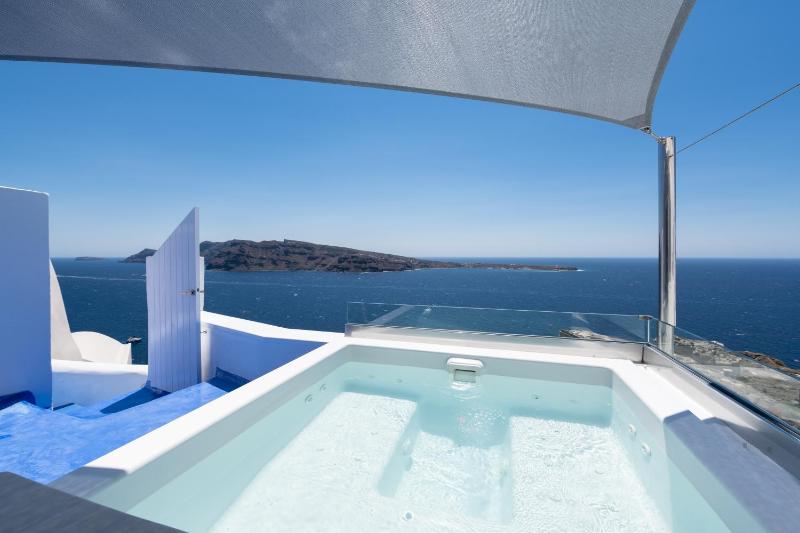 Honeymoon Villa with Outdoor Hot Tub and Caldera View image 4