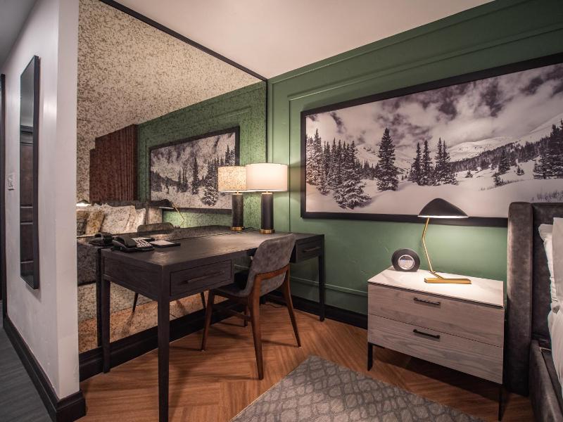 Deluxe King Room image 2