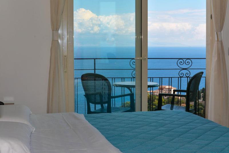 Double or Twin Room with Balcony and Sea View image 3
