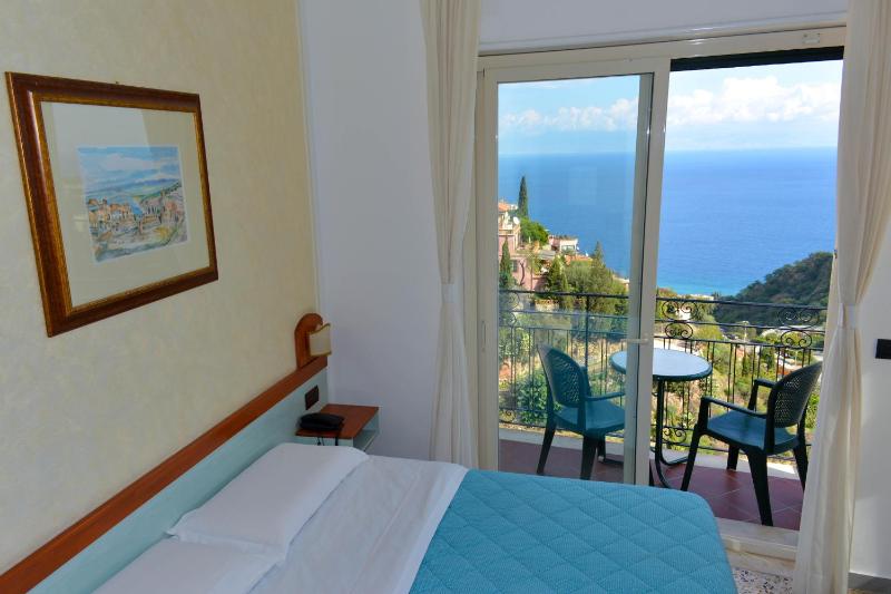 Double or Twin Room with Balcony and Sea View image 2
