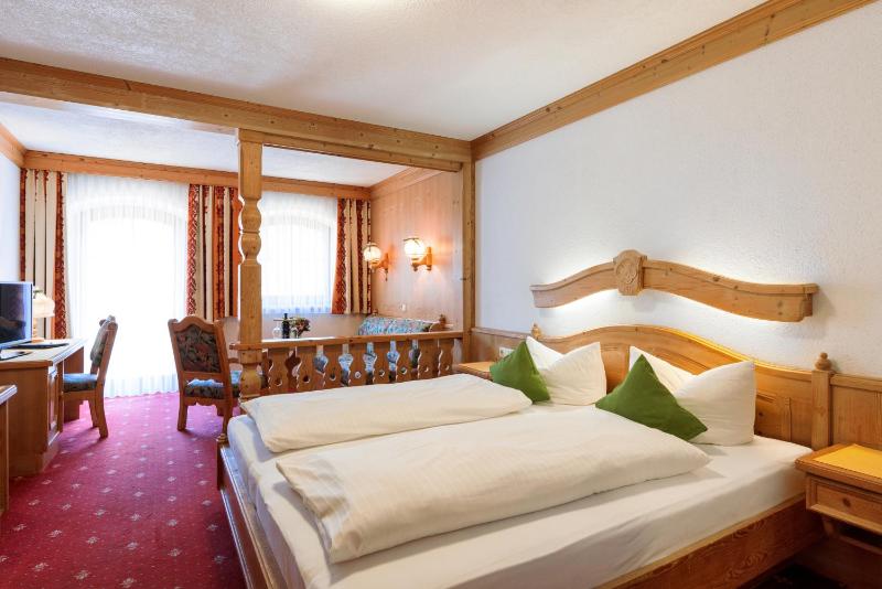 Double Room with Balcony image 4