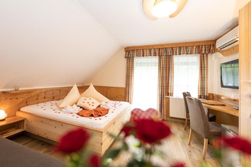 Classic Double Room image 3