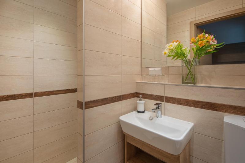 Standard Queen Room image 3