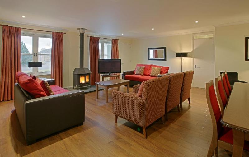 Four-Bedroom House - Pet Friendly image 3