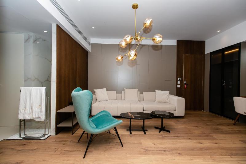 Executive Suite image 4