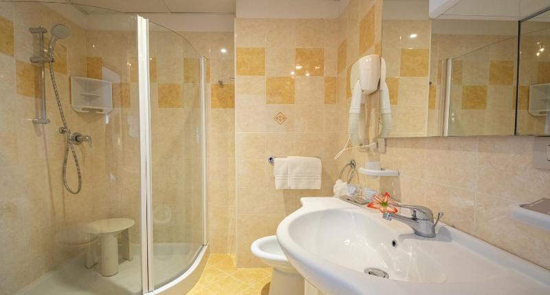 Deluxe Quadruple Room with Sea View image 4