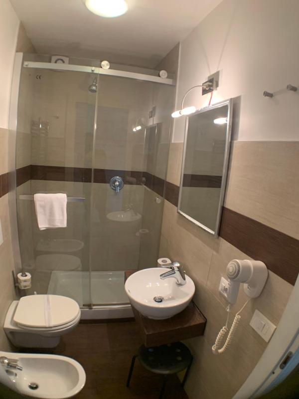 Double Room image 3