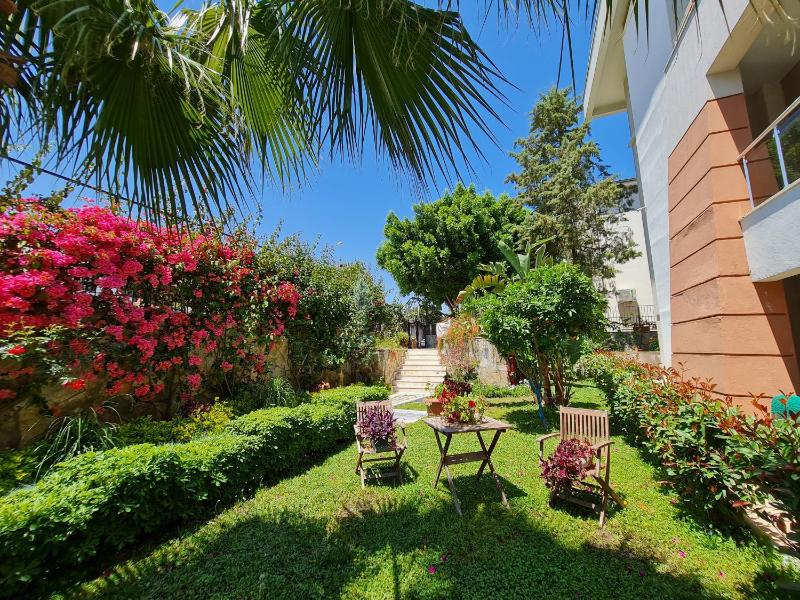 Three-Bedroom Apartment with Pool View image 3