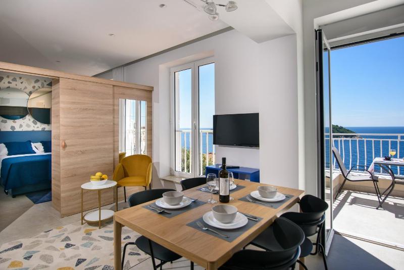 Apartment with Balcony and Sea View - Sunset image 3