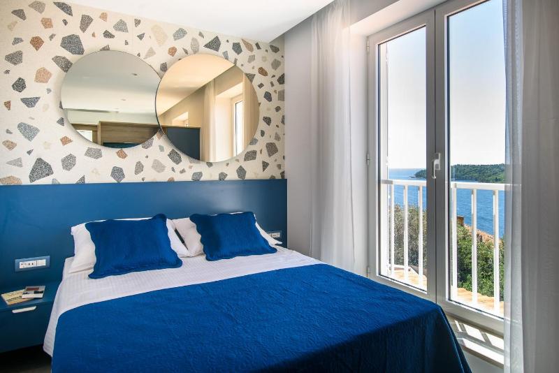 Apartment with Balcony and Sea View - Sunset image 2