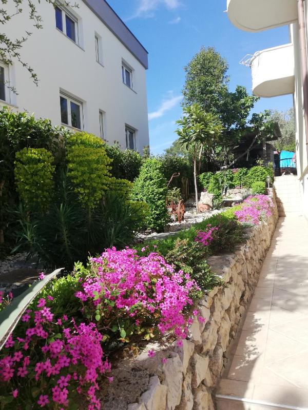 One-Bedroom Apartment with Balcony and Sea View image 4
