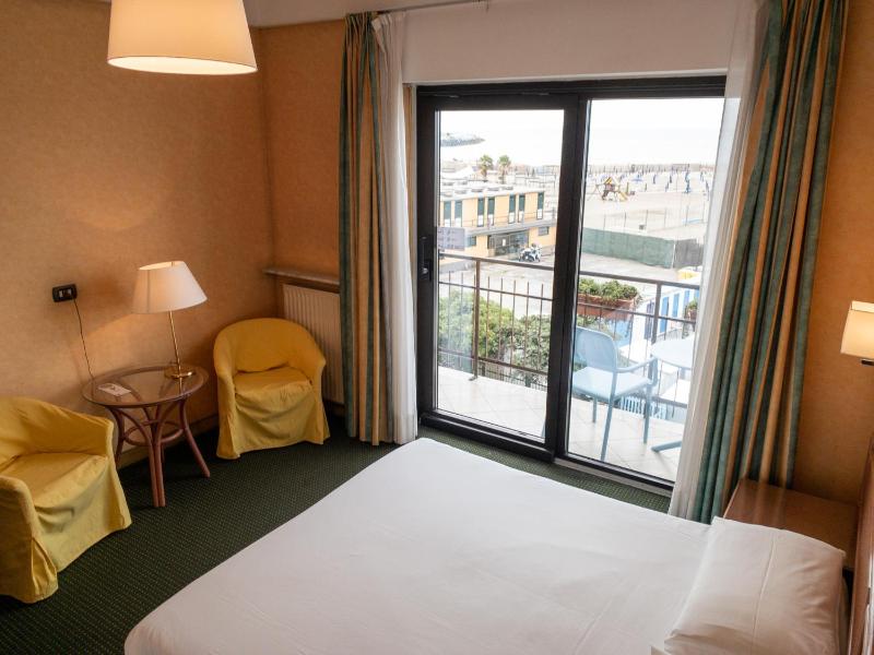 Double Room with Balcony and Sea View image 3