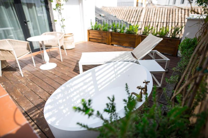 Royal Alcazar Premium with terrace and outdoor bath image 3
