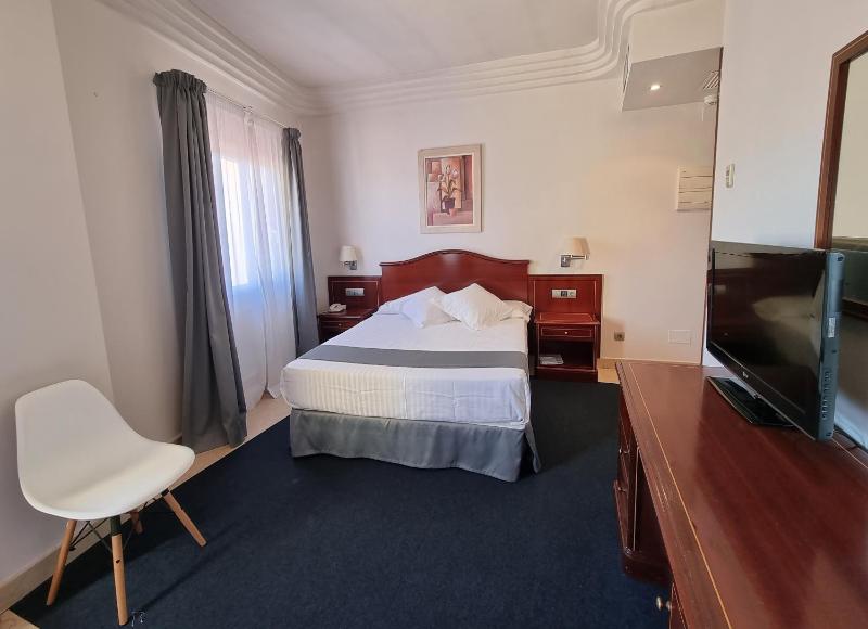 Double or Twin Room image 3