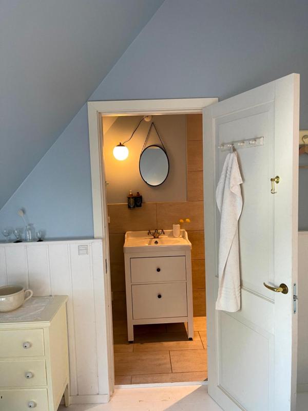 Twin Room with Bath image 2