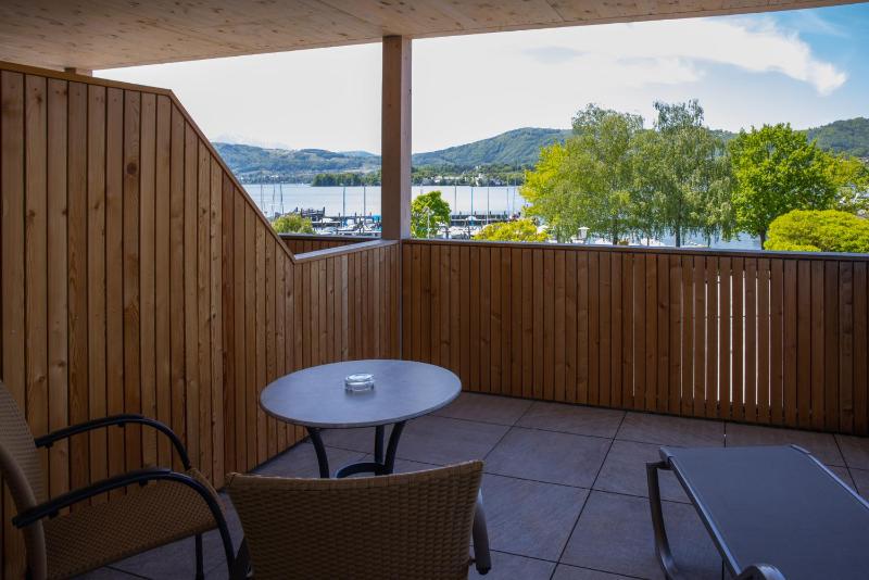 Double Room with Lake View image 3