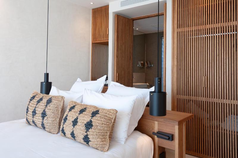 Deluxe Suite with Private Pool and Sea View image 4