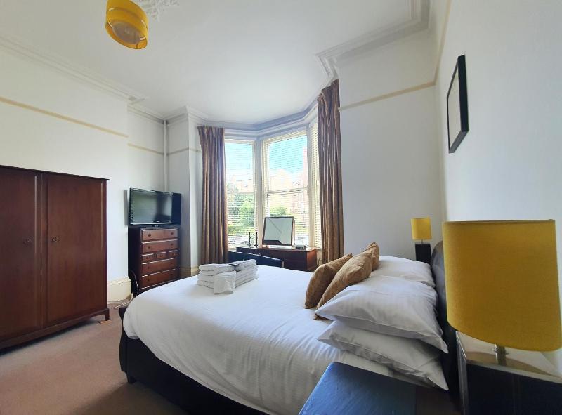 Double Room image 3