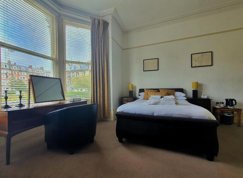 Double Room image 4