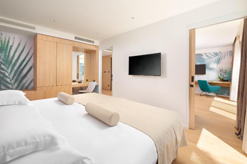 One-Bedroom Apartment with Balcony Sea View image 3