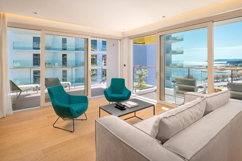 One-bedroom apartment with balcony and partial sea view image 1