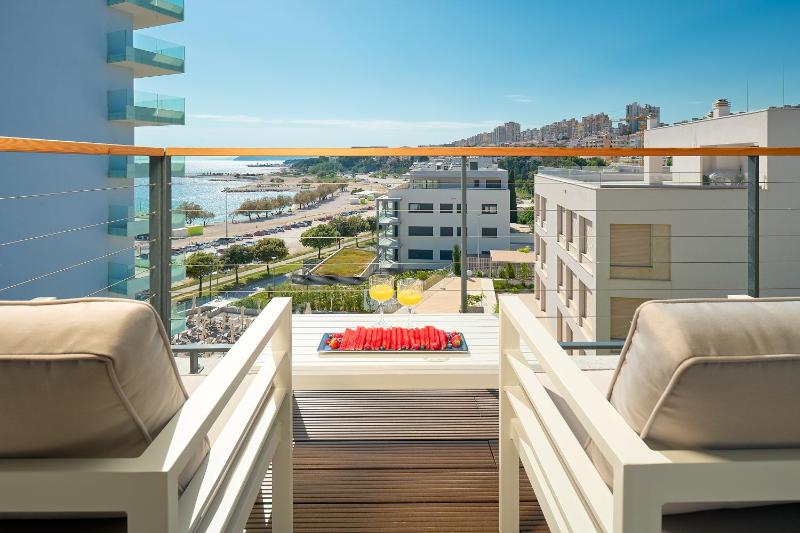 One-bedroom apartment with balcony and partial sea view image 2