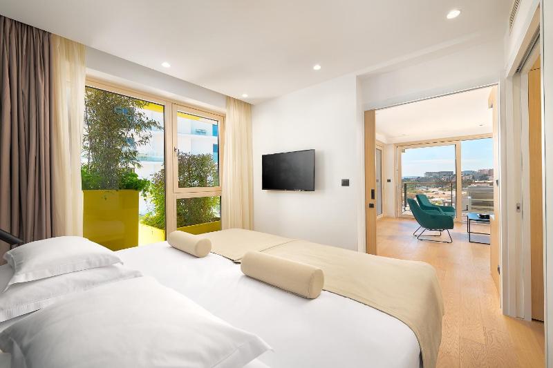 Comfort Two-Bedroom Apartment with Balcony image 2
