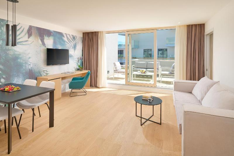 One-Bedroom Apartment with Garden View - Ground Floor image 2