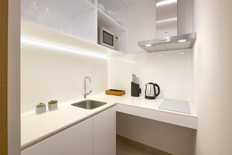 One-bedroom apartment with balcony and partial sea view image 3