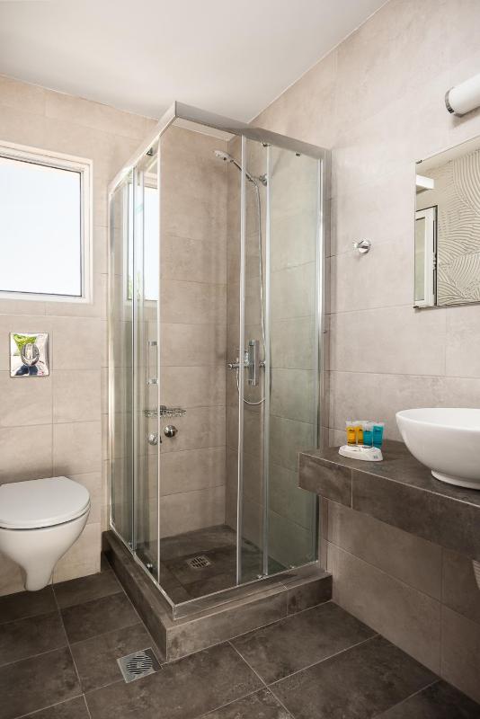 Standard Triple Room with Sea View image 2