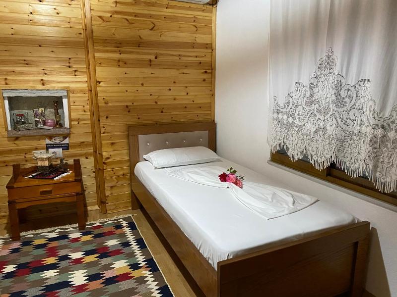 Twin Room with City View image 3