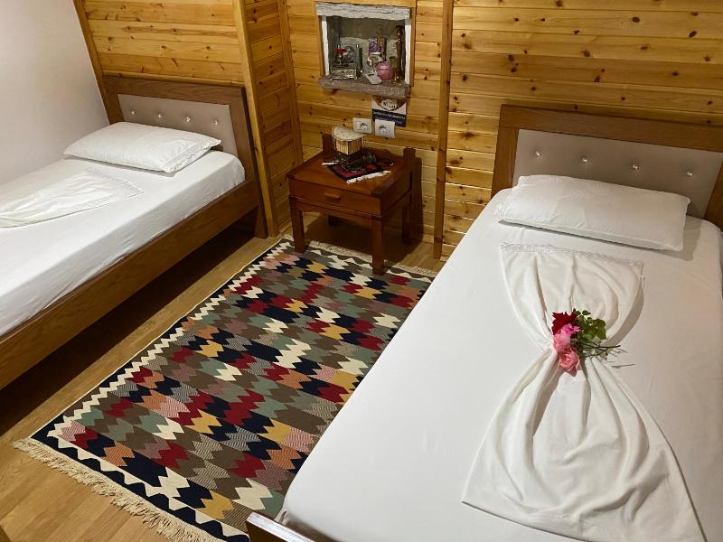 Twin Room with City View image 2