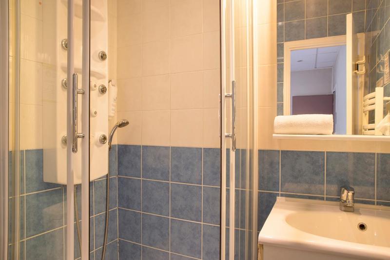 Double Room with Air-Conditionning image 2