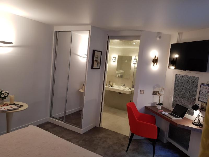 Queen Room with Garden View image 4