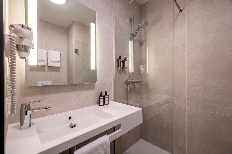 Deluxe Room image 2