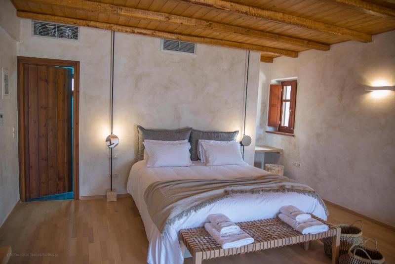 Premium Suite with Jetted Tub and Sea View  image 3